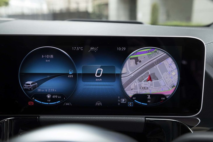 液晶タイプのメーターパネルは、左右および中央の表示内容を個別に変更できる。