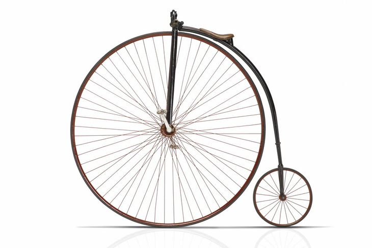「Grand Bi」と呼ばれる、プジョーが19世紀に生産した自転車。「ペニー・ファージング」型と呼ばれるこの自転車は、巨大な前輪に取り付けられたペダルを直接こぐ仕組みだった。
