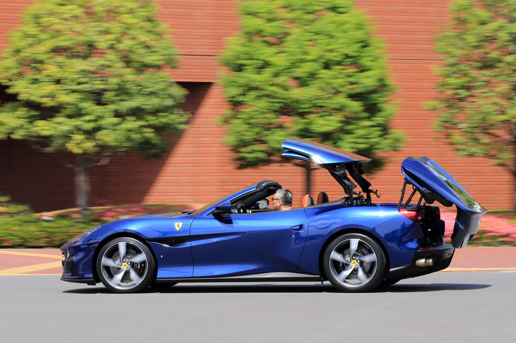 ２分割式のリトラクタブルハードトップは、40km/hまでであれば走行中でもスイッチひとつでトップの開閉操作が行える。開閉はそれぞれ14秒で完了する。