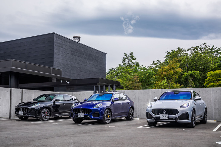報道関係者向けの試乗イベントに並んだ「マセラティ・グレカーレ」のラインナップ。写真中央が今回試乗した「モデナ」で、同右が「トロフェオ」、同左が「GT」。生産はアルファ・ロメオの「ジュリア」や「ステルヴィオ」と同じイタリア国内にあるカッシーノ工場で行われる。