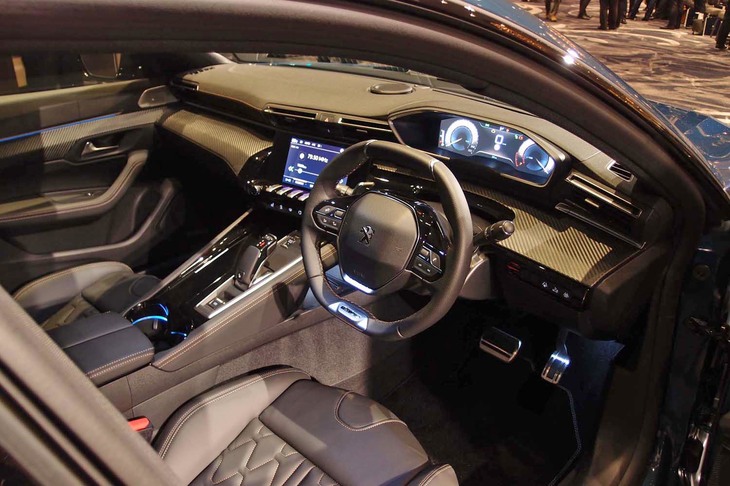 コックピット周辺部は、上端と下端がフラットなステアリングホイールや、スロープ状になったセンターコンソールが特徴的。