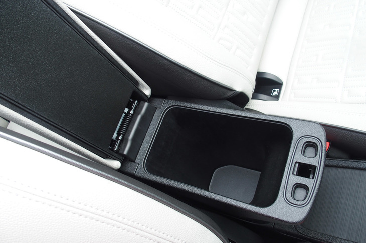 フィアット500eオープン（センターコンソールボックス）