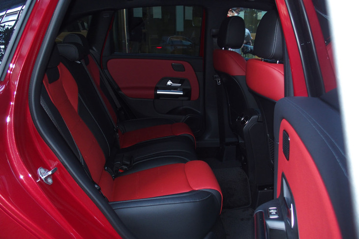 メルセデス・ベンツB200d（リアシート）