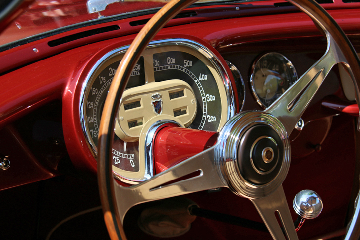 往年のクルマのダッジュボードは、メーターの書体ひとつとっても、そのクルマの性格を的確に表現していた。これはカロッツェリア・ギアによる1954年「フィアット8Vスーパーソニック」。