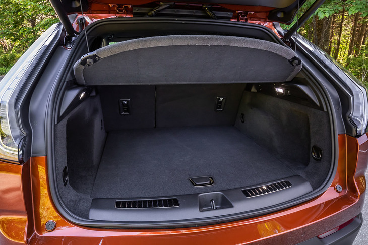 荷室容量は、後席を使用する通常時で637リッター。荷室床面には小物が収容できるサブトランクも備わる。足の動きで作動する「ハンズフリーパワーテールゲート」が「XT4」全車に標準装備されている。