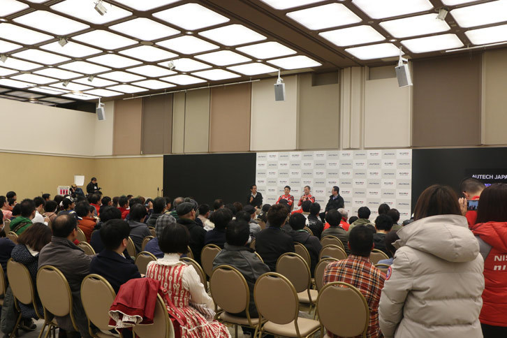 恒例のトークショーには、松田選手とクインタレッリ選手に加え、オーテックジャパンとニッサン・モータースポーツ・インターナショナル（NISMO）の社長を兼任する片桐隆夫氏も参加。2017年シーズンのSUPER GTや、NISMOロードカーの話題などで盛り上がった。