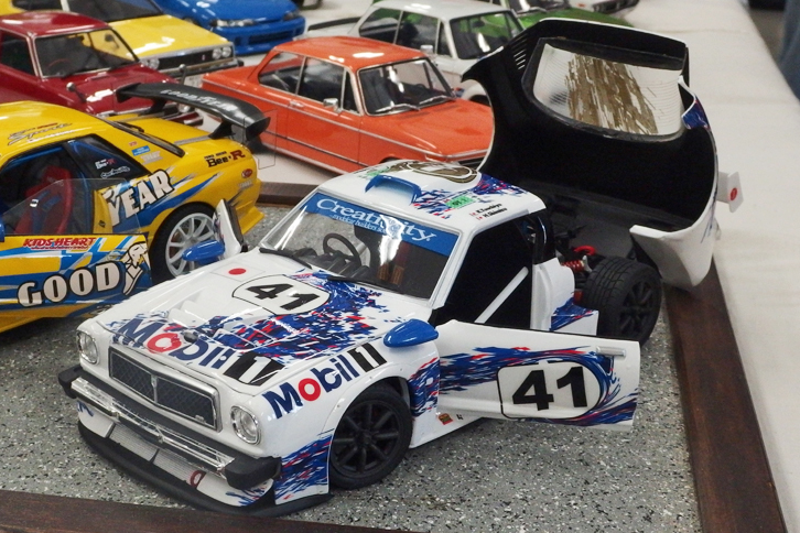 通称“ブタ目のマークII”こと3代目「トヨペット・コロナ マークII」がなぜか今回は大人気で、これもアオシマ製マークIIハードトップのドアまでを使った架空のミドシップマシン。エンジンはごていねいに直6 SOHCのトヨタM型を搭載。