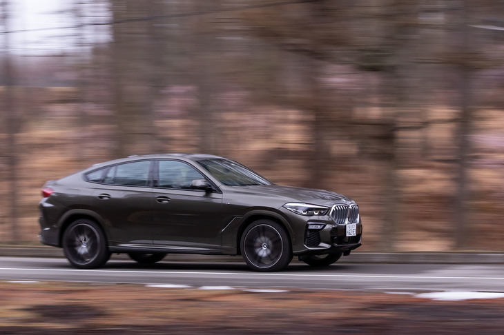「X6」にはBMWが国内認可取得モデルとして初めて導入した、高速道路での渋滞時に手放し運転が可能になる「ハンズオフ機能付き渋滞運転支援機能」のほか、最新の運転支援システムが採用されている。