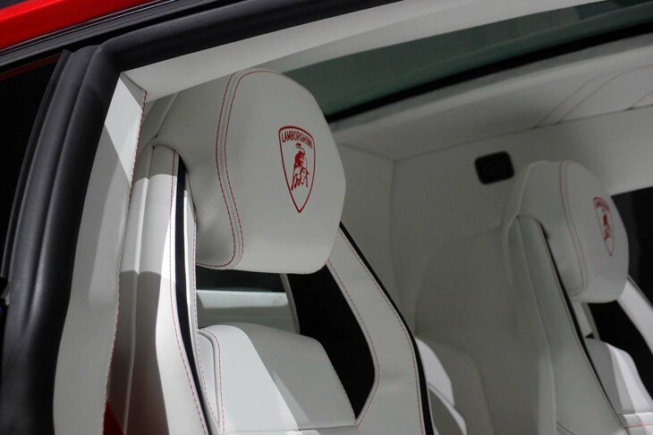 ランボルギーニ・カウンタックLPI800-4（シートのヘッドレスト）