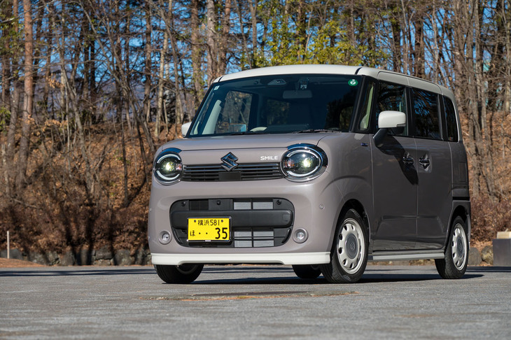 一部改良を受けた「スズキ・ワゴンRスマイル」は2024年12月に登場。デザイナーこだわりのディーラーオプションを装着していたため、メディア向け試乗車の用意が遅れたとのことである。