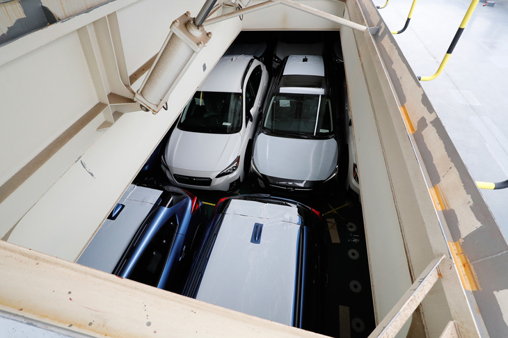 船室にぎっしりと積み込まれた輸出車両。