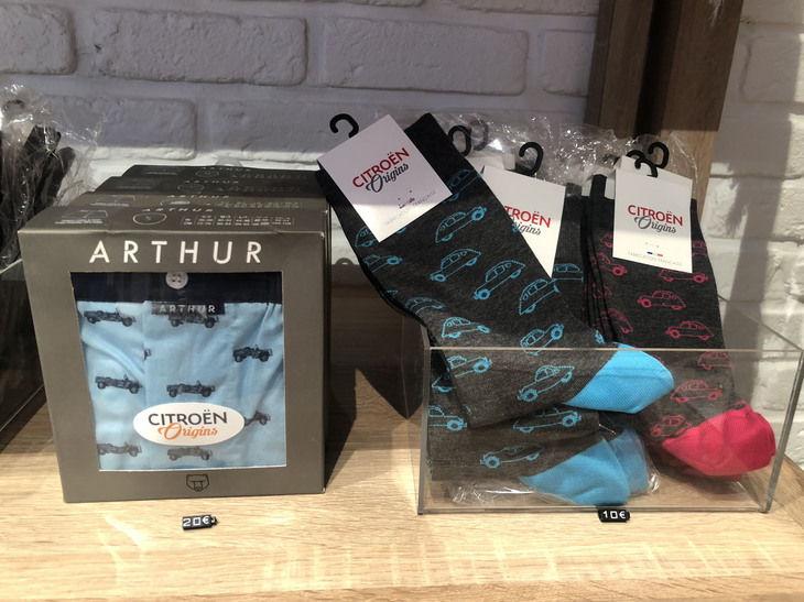 シトロエンのブースで。本当のおしゃれは見えないところから。往年のレジャーカー「メアリ」をプリントしたトランクス（左）は20ユーロ、「2CV」柄のソックス（右）は10ユーロ。
