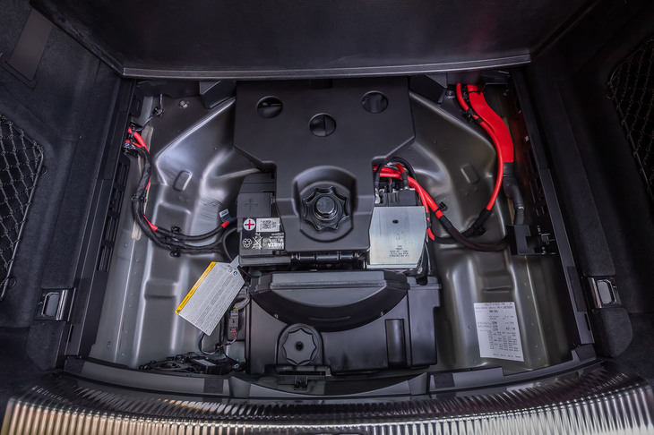 マイルドハイブリッドシステム用の12Vリチウムイオンバッテリーは、電装用の12V鉛バッテリーと並んで荷室床下に設置されている。