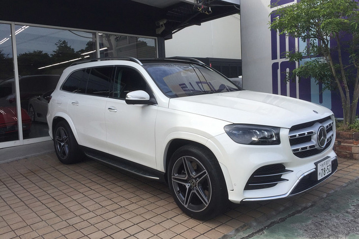 3列シート7人乗りのキャビンを有す「GLS」は、メルセデスの現行SUVで最大のボディーサイズ。全長×全幅×全高＝5220×2030×1825mm、ホイールベース＝3135mmの堂々とした体格である。