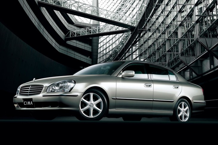 2001年1月に登場した4代目「日産シーマ」（写真）は、世界初の車線維持機構「レーンキープサポートシステム」で話題となった。