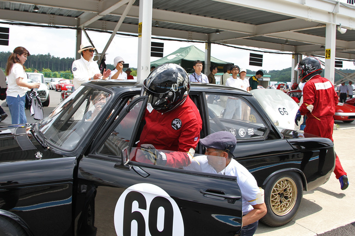 桑島正美さんに代わって「BMW 2002」に乗り込む横山 剣さん。ドライバー交代時には、ピットロードで2分間の停止が義務づけられている。