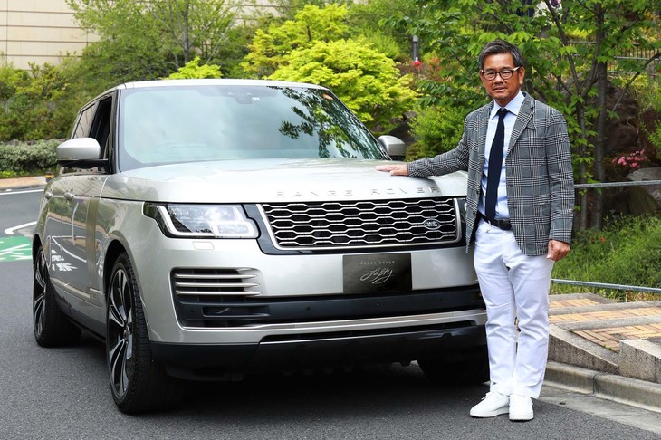 「ランドローバー・レンジローバーFifty」とランドローバーのブランドアンバサダー藤田寛之選手。