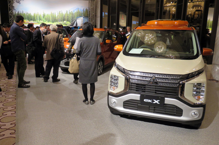 会場に展示された「eKクロス」。