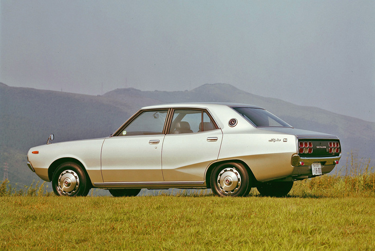 1972年に登場した、通称“ケンメリ”こと4代目「スカイライン」の4ドアセダン。俗に“ショートノーズ”と呼ばれる直4エンジン搭載車は「ブルーバードU」とほぼ同じサイズだが、スタイリングはところどころにエッジが効いて“ブルU”よりシャープな印象だ。