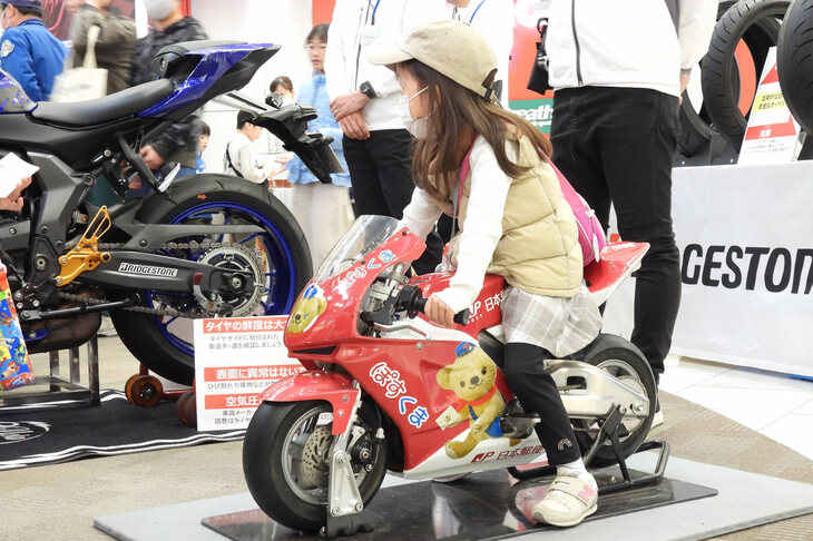 展示されていたポケバイや白バイなどは、実際にまたがってもOK。多くの家族連れが、記念撮影に興じていた。