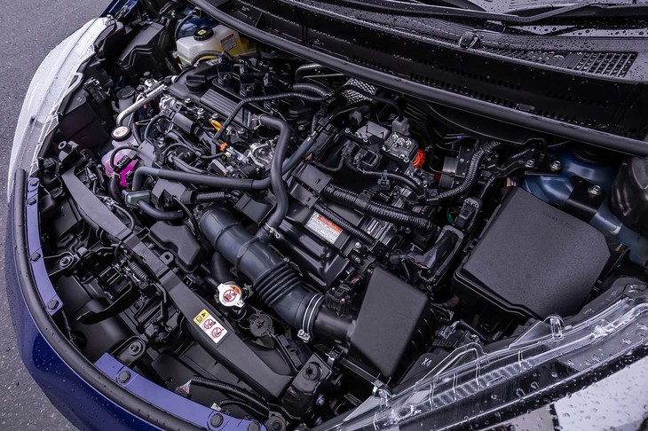 ベースとなるエンジンは、先代の1.5リッター直4から1.5リッター直3に移行。ハイブリッドシステムの総出力として116PSを発生する。