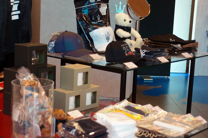 会場では、ウエアをはじめとするマセラティのオフィシャルグッズも販売されていた。