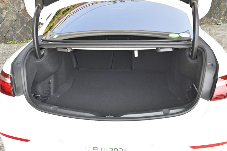 トランク容量は425リッター（VDA方式）。後席の背もたれには40：20：40分割の可倒機構が備わる。