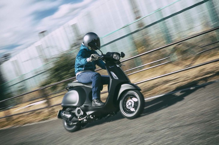 べスパの現行ラインナップの中で、唯一角型のランプを備える「スプリント150」。光源は最新モデルらしくLED式となっている。