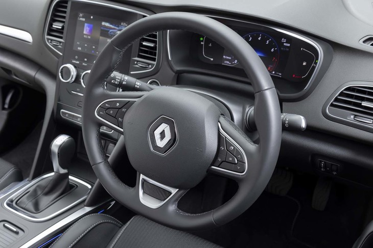 ステアリングホイールは下端がフラットなタイプ。表皮にはフルグレインレザーが採用されている。