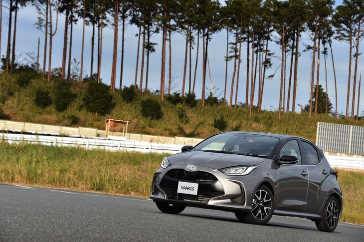 ボディーカラーは、ピンク系やイエロー系を含む全12色。このうち6色には、ブラックまたはホワイトのルーフを組み合わせたツートンカラーも用意され、計18種類となる。