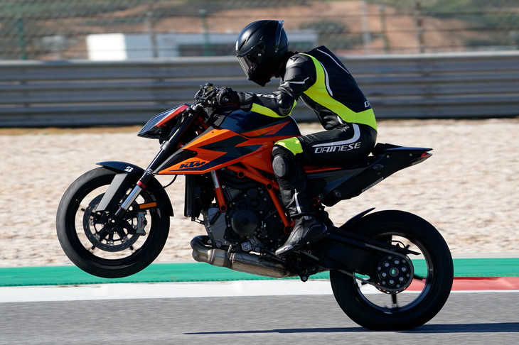 スムーズな過渡特性が特徴だった改良型LC8だが、パワフルさも折り紙付き。トラクションコントロールなどをカットすれば、200km/hからの加速でも簡単に前輪が浮く。