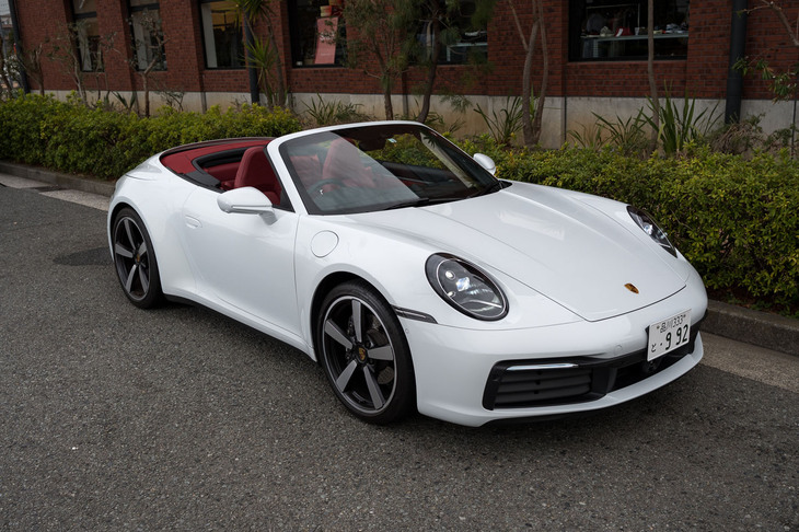 ソフトトップの開閉に要する時間はそれぞれ約12秒。50km/h以下であれば走行中でも操作できるが、実際にやると相当目立つ。