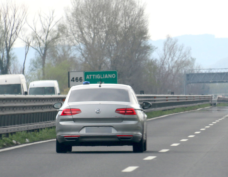 「フォルクスワーゲン・パサート」の公用車が、回転灯を光らせて追い越し車線を疾駆する。これは2017年に撮影したもの。