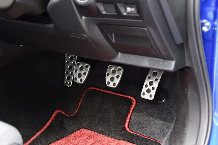 アルミパッド付きのABCペダルやフットレストはベース車と共通。ブレーキペダルの位置の高さがやや気になった。