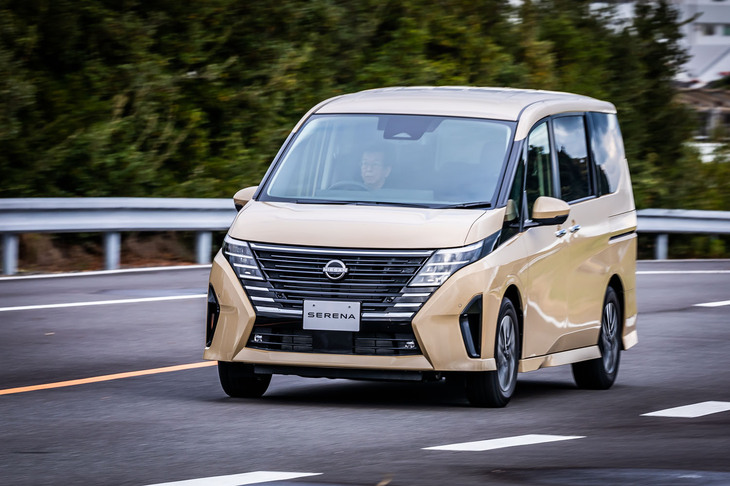 最高出力150PSの2リッター直4ガソリンエンジンを搭載する「セレナ ハイウェイスターVプロトタイプ」の走行シーン。 