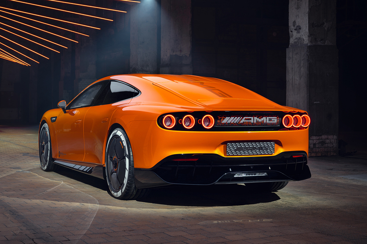 センタートンネルにあたる部分に電気回路の接続点となるバスバーを設置し、駆動用電池はそれを囲むようにU字型にレイアウト。総電力量は未公表ながら、850kWまでの充電出力に対応している。