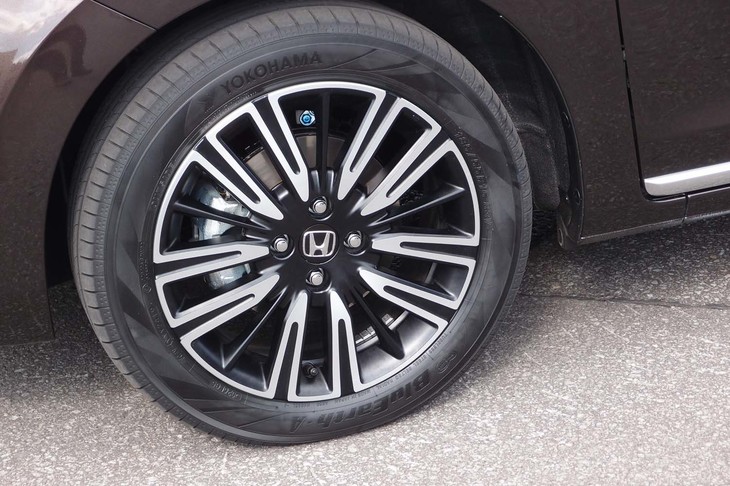 試乗車「フィット リュクス」の16インチアルミホイール。タイヤはヨコハマの「ブルーアースA」が組み合わされていた。