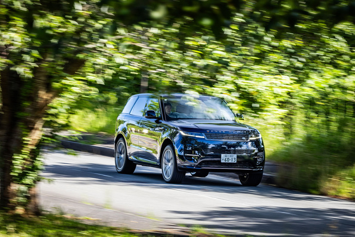 今回、ランドローバーのPHEVで最もパワフルな「レンジローバー・スポーツ オートバイオグラフィーP550e」を試乗車両にチョイス。ボディーパネルの段差や継ぎ目をなくしたフラッシュサーフェイスデザインが、2代目レンジローバー・スポーツのエクステリアにおける特徴だ。