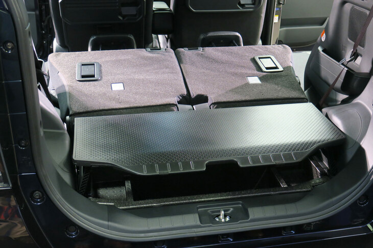 新採用の上下2段調節式デッキボードを上段にセットすると、後席格納時にフラットな荷室床面を得ることができる。
