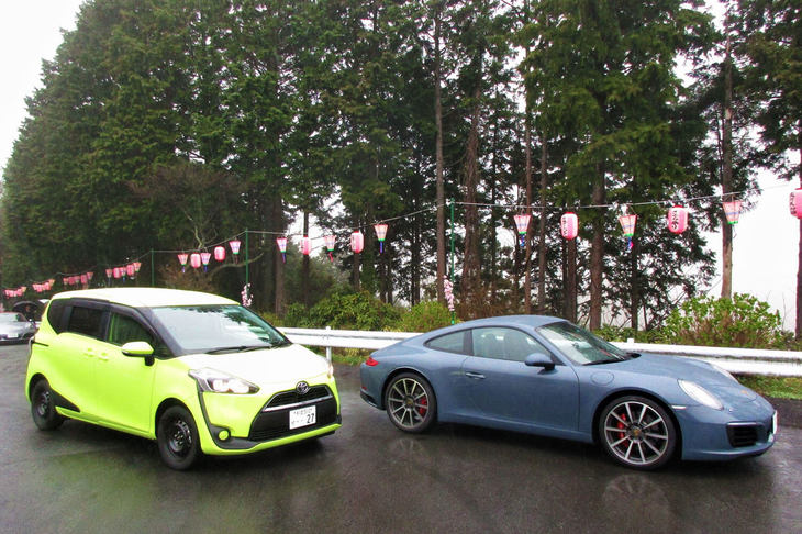 「ポルシェ911」（991型・写真右）と、筆者のかつての愛車「トヨタ・シエンタ」（写真左）。