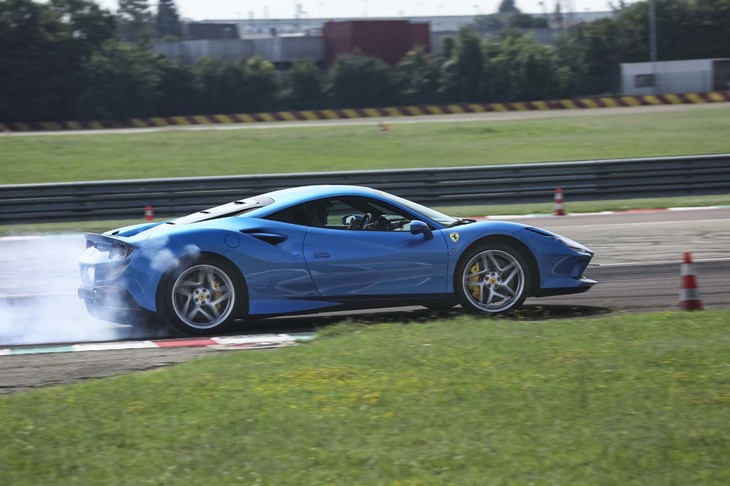 フィオラノのテストコースを疾走する「F8トリブート」。同モデルが0-100km/h加速に要する時間は2.9秒で、最高速度は340km/hに達する。