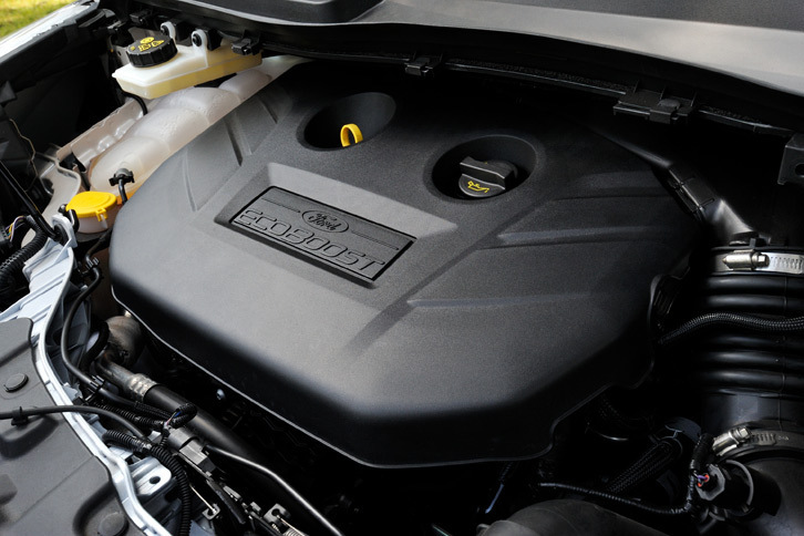 「タイタニアム」の2リッターターボエンジン。242psの最高出力と35.2kgmの最大トルクを発生する。