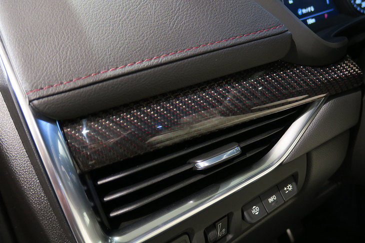 キャデラックXT4スポーツ（カーボン調の装飾パネル）