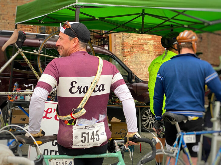 いにしえの選手のごとく、スペアのチューブを肩にかけて走るエントラントも。