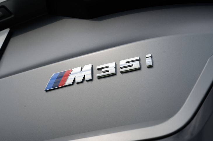 テールゲートに貼られた「M35i」のバッジ。3世代・15年の歴史を持つ「X1」だが、Mモデルが設定されるのはこれが初となる。