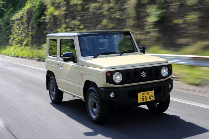 従来モデルと比べると、オンロードでのマナーも大幅に改善された現行型「ジムニー」だが、それでも運転にはコツが必要。でも、そこがいいのである。