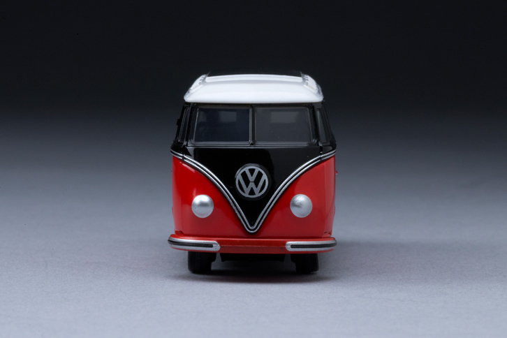 フロントまわりには、“ビートル”のトランクフードのデザインを模したというレリーフがプレスされている。（写真＝郡大二郎）