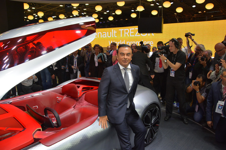 カルロス・ゴーン氏は、日産だけでなくルノーでもプレスカンファレンスのスピーチを務めた。