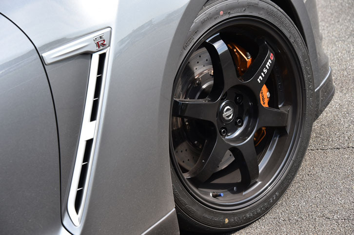 テスト車には、NISMOの手になる、2015年式「GT-R」用の20インチアルミホイール（写真）が装着されていた。