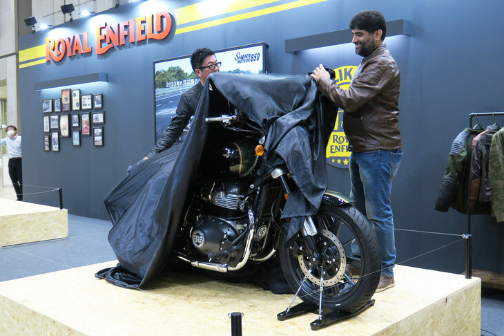 日本初公開となる新型車「ロイヤルエンフィールド・スーパーメテオ650」のアンベールの様子。右はロイヤルエンフィールドでアジア太平洋地域のマーケットを統括するアヌージ・ドゥア氏。左は日本における正規輸入販売事業を手掛ける、PCIの横山邦男社長。